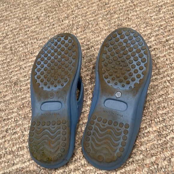 Textured flip flops, size 40 (fits size 8-9 Canadian sizes) - Picture 3 of 3